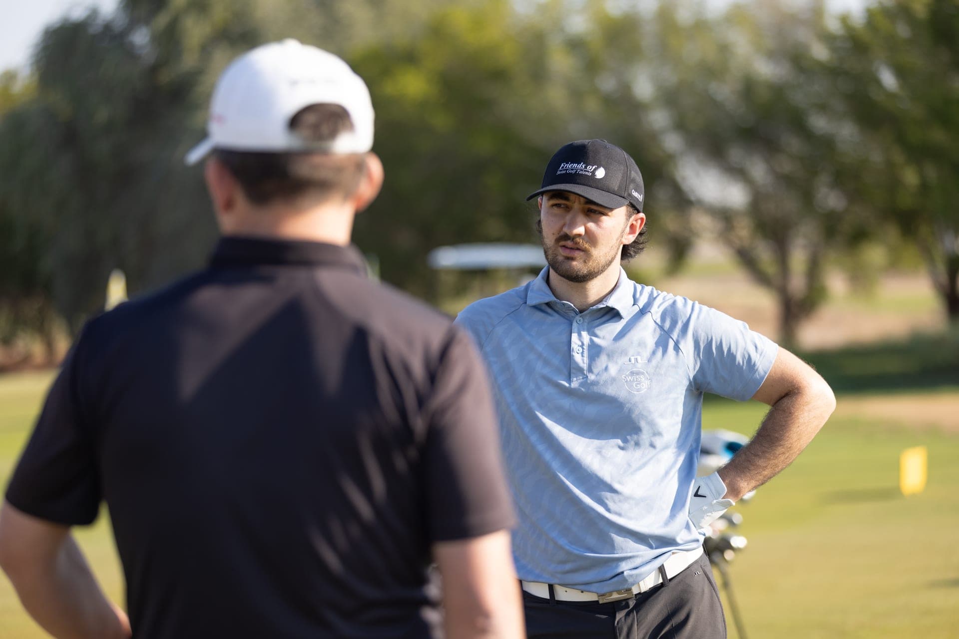 Schweizer Golfprofi Mauro Gilardi im Gespräch auf der Driving Range